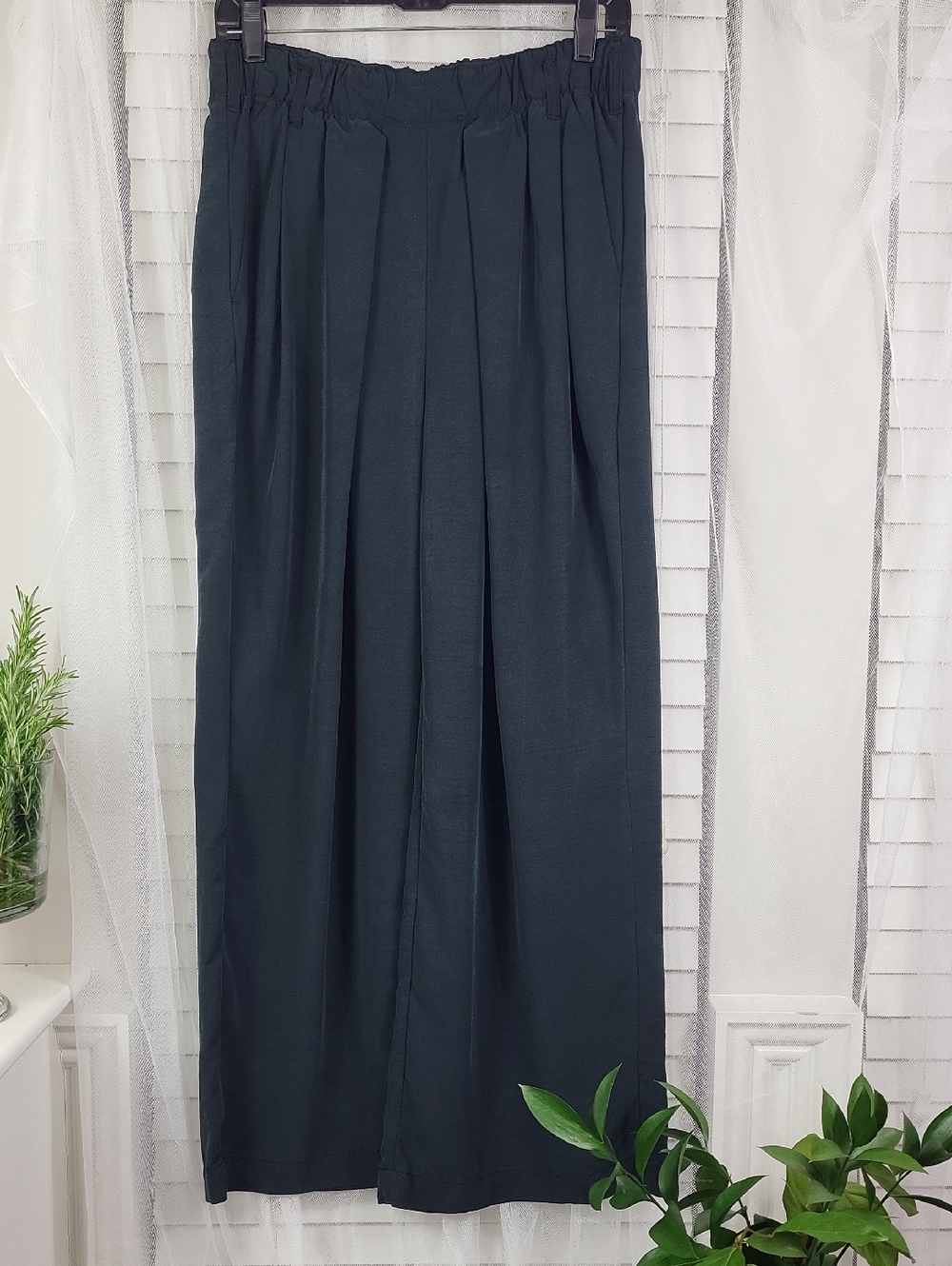Free people Elastic Waist Pleated Maxi wide leg Pants - Black. Size S